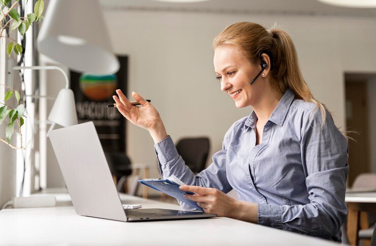 A virtual assistant working from her computer, offering her service from Expresso Company.