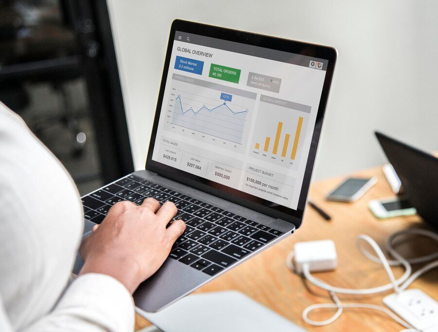 Person analyzing a global overview dashboard on a laptop to optimize CPC in Google Ads.