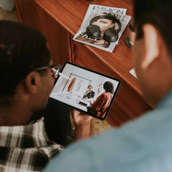 personas-trabajando-con-tablet-lenovo-en-oficina