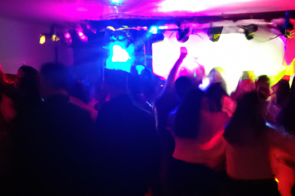 DALL·E 2023-02-24 09.17.36 - fiesta nocturna baile