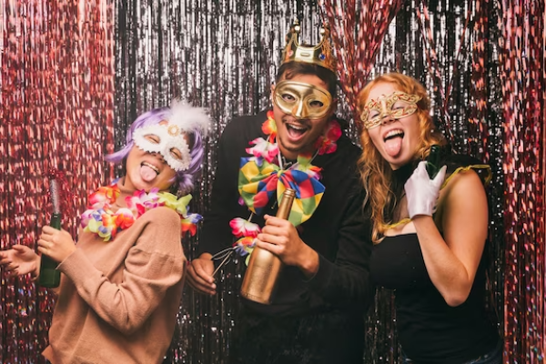 amigos-sonrientes-angulo-disfraces-fiesta-carnaval_23-2148412882
