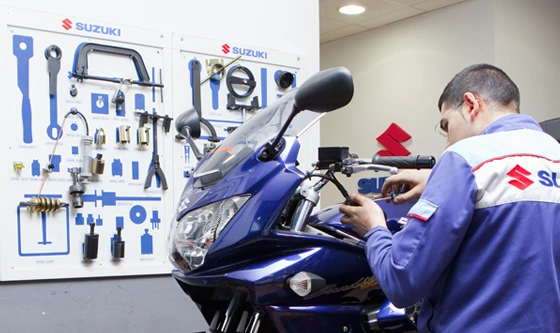 Técnico Suzuki trabajando en motocicleta