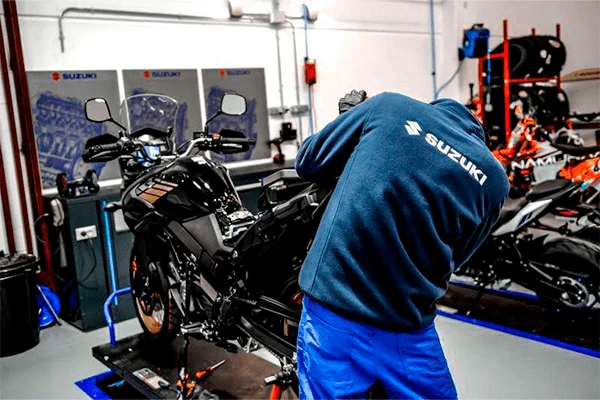 Técnico instalando repuestos originales